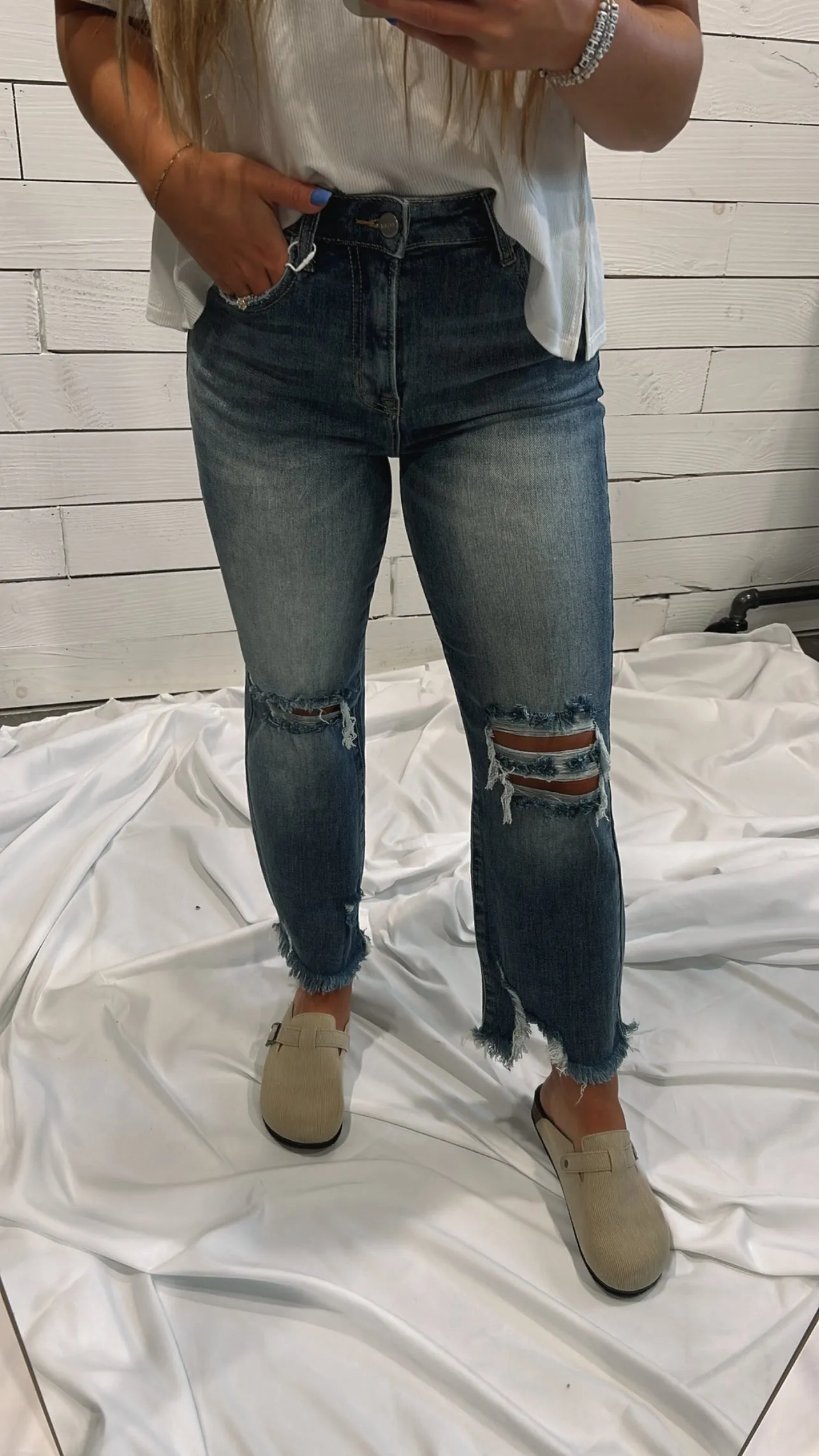 DELLA HIGH RISE STRAIGHT DISTRESSED JEANS