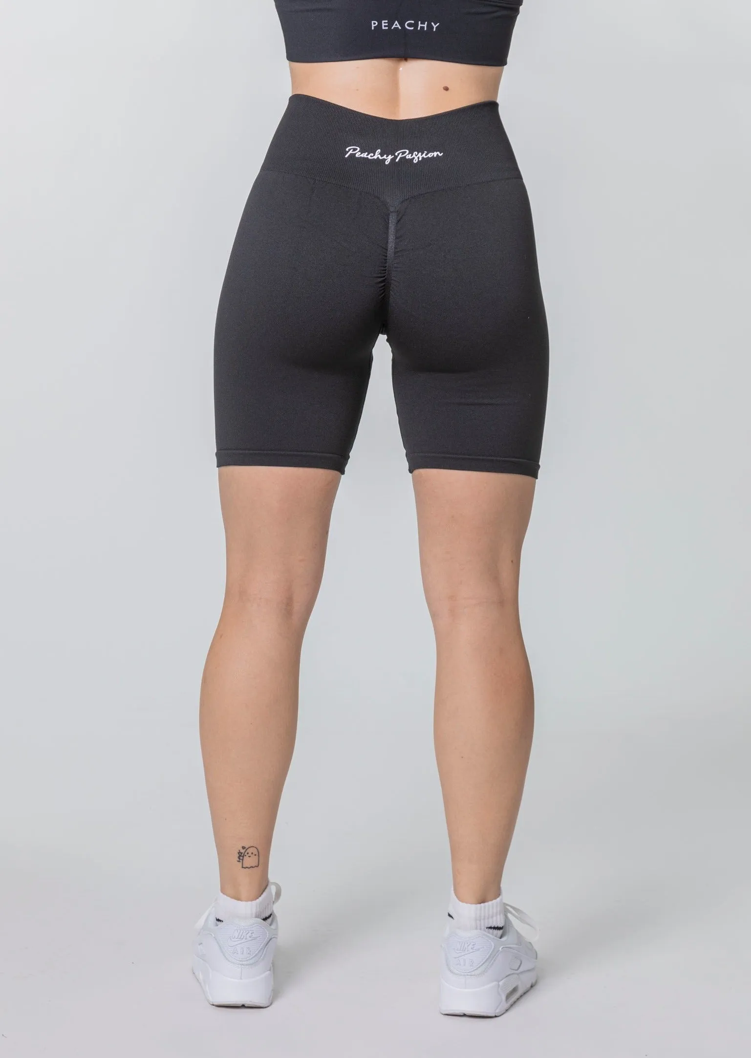 KYLIE Seamless Scrunch Shorts